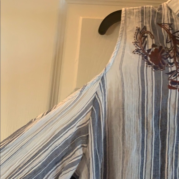 Cold Shoulder Floral Embroidered Top - Picture 4 of 7